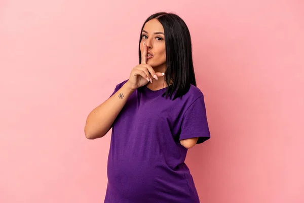 Ung Gravid Kvinna Med Arm Isolerad Rosa Bakgrund Hålla Hemlighet — Stockfoto