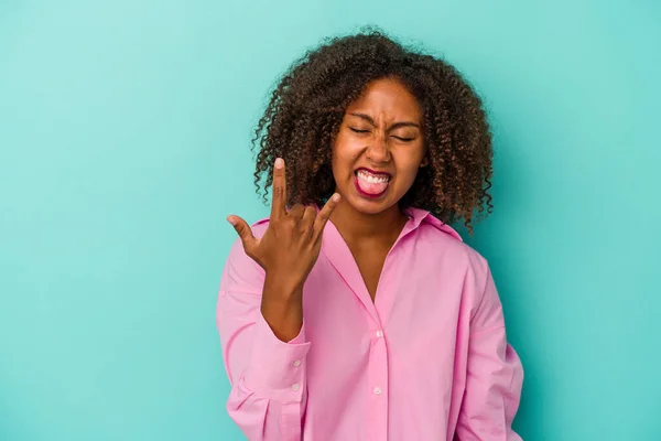 Jeune Femme Afro Américaine Aux Cheveux Bouclés Isolés Sur Fond — Photo