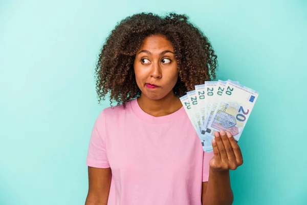 Giovane Donna Afroamericana Possesso Banconote Euro Isolate Sfondo Blu Confuso — Foto Stock