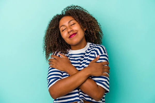 Young African American Woman Curly Hair Isolated Blue Background Hugs — Stock Photo, Image