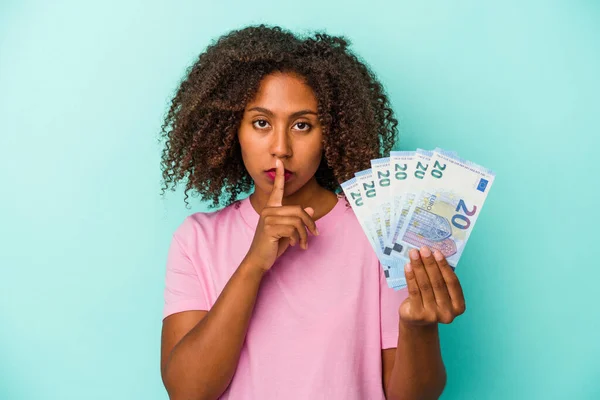 Mladá Africká Americká Žena Držící Eurobankovky Izolované Modrém Pozadí Držící — Stock fotografie