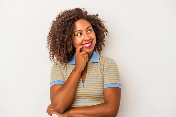 Jonge Afrikaanse Amerikaanse Vrouw Met Krullend Haar Geïsoleerd Witte Achtergrond — Stockfoto
