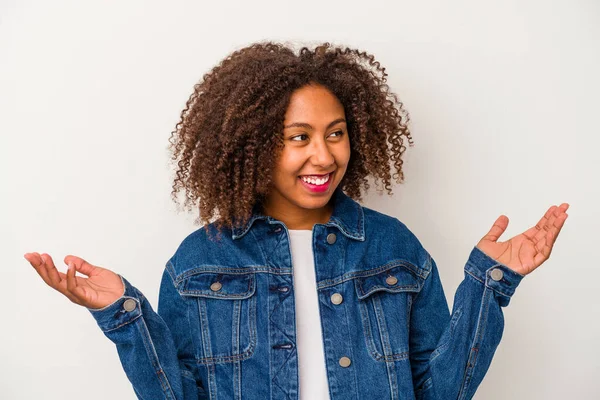 Νεαρή Αφροαμερικανή Σγουρά Μαλλιά Απομονωμένη Λευκό Φόντο Χαρούμενη Γελώντας Πολύ — Φωτογραφία Αρχείου