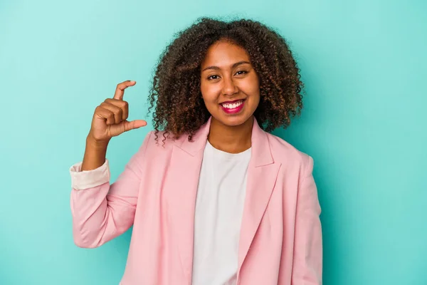 Jovem Afro Americana Com Cabelo Encaracolado Isolado Fundo Azul Segurando — Fotografia de Stock