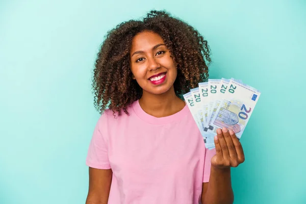 Mladá Africká Americká Žena Držící Eurobankovky Izolované Modrém Pozadí Šťastný — Stock fotografie