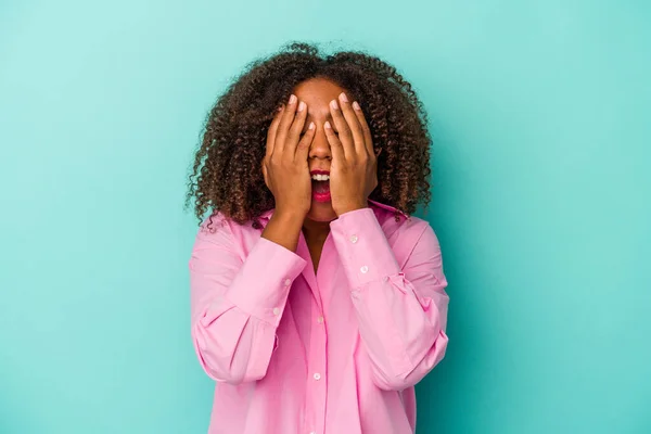 Joven Mujer Afroamericana Con Pelo Rizado Aislado Sobre Fondo Azul — Foto de Stock