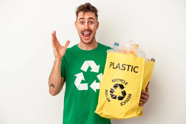 Jonge Blanke Man Gerecycled Plastic Geïsoleerd Witte Achtergrond Ontvangen Van — Stockfoto