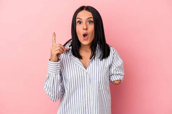 Mujer Joven Caucásica Con Brazo Aislado Sobre Fondo Rosa Que —  Fotos de Stock