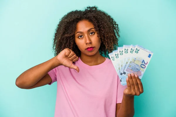 Mujer Afroamericana Joven Sosteniendo Billetes Euros Aislados Sobre Fondo Azul —  Fotos de Stock