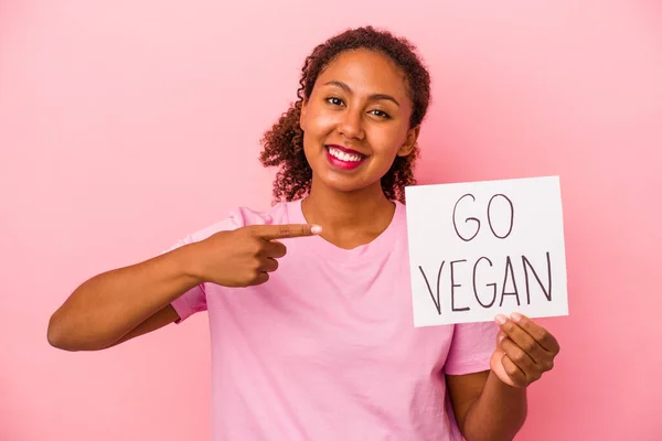 Mladá Afroameričanka Drží Jít Vegan Plakát Izolované Růžovém Pozadí — Stock fotografie