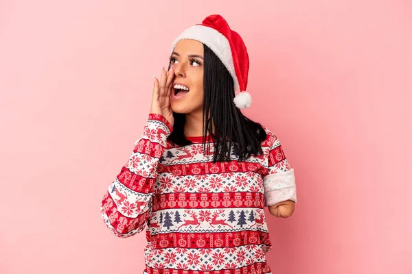 Tek Kollu Beyaz Bir Kadın Noel Kutluyor Pembe Arka Planda — Stok fotoğraf