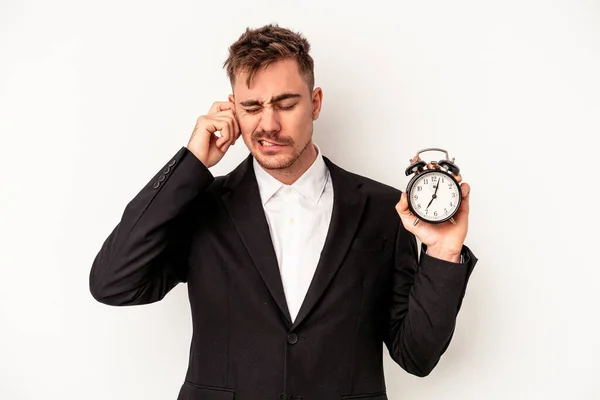 Joven Hombre Negocios Caucásico Sosteniendo Reloj Despertador Aislado Sobre Fondo — Foto de Stock