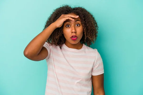 Mujer Afroamericana Joven Con Pelo Rizado Aislado Sobre Fondo Azul —  Fotos de Stock