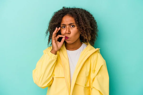 Young African American Woman Curly Hair Isolated Blue Background Fingers — Stock Photo, Image