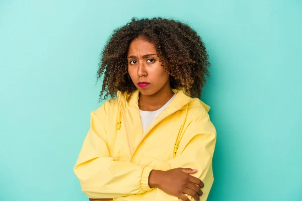 Young African American Woman Curly Hair Isolated Blue Background Suspicious — Stock Photo, Image