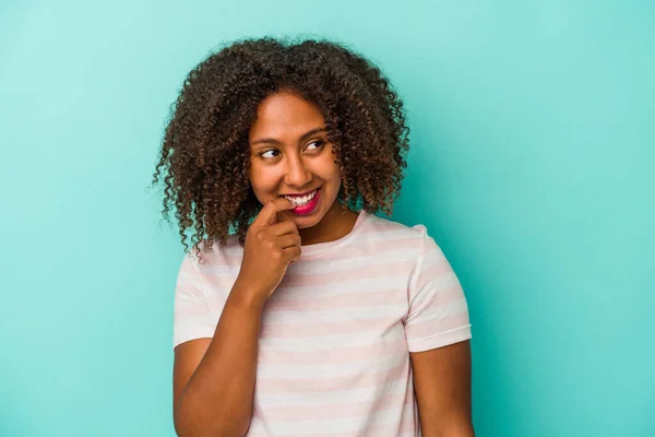 Jeune Femme Afro Américaine Aux Cheveux Bouclés Isolé Sur Fond — Photo