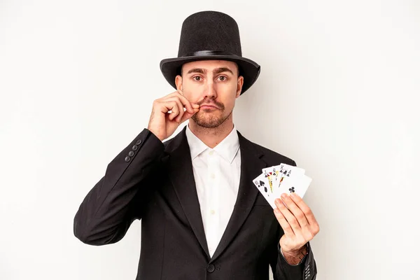 배경에 손가락을 비밀을 지키는 카드를 마법사 — 스톡 사진