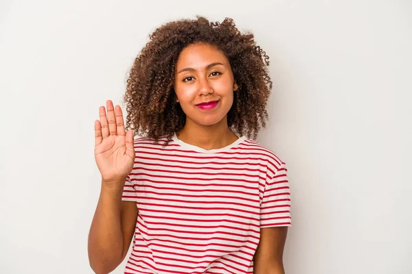 Joven Mujer Afroamericana Con Pelo Rizado Aislado Sobre Fondo Blanco —  Fotos de Stock