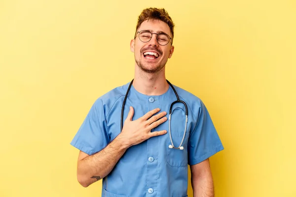 Jonge Verpleegster Kaukasische Man Geïsoleerd Gele Achtergrond Lacht Uit Luid — Stockfoto