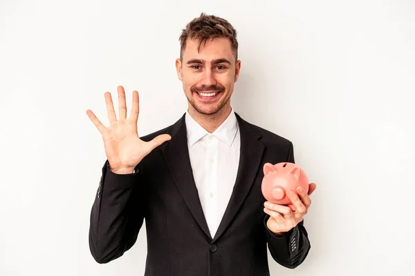 Jovem Homem Negócios Caucasiano Segurando Porquinho Banco Isolado Fundo Branco — Fotografia de Stock