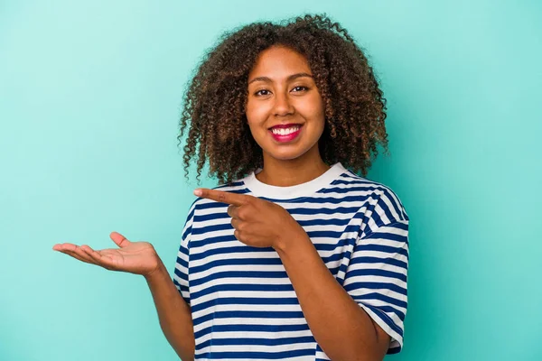 Giovane Donna Afroamericana Con Capelli Ricci Isolati Sfondo Blu Eccitato — Foto Stock