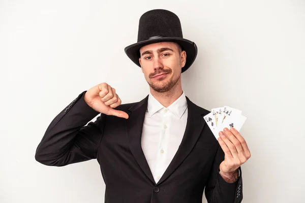 Młody Biały Czarodziej Człowiek Trzyma Magiczne Karty Izolowane Białym Tle — Zdjęcie stockowe
