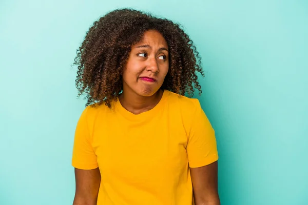 Jeune Femme Afro Américaine Aux Cheveux Bouclés Isolé Sur Fond — Photo