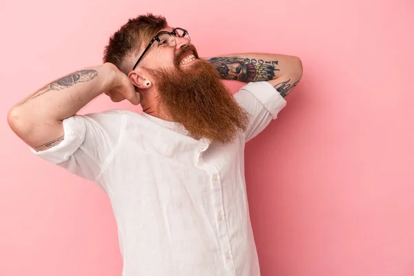 Jovem Homem Gengibre Caucasiano Com Longa Barba Isolada Fundo Rosa — Fotografia de Stock