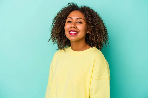 Kıvırcık Saçlı Genç Afro Amerikalı Kadın Mavi Arka Planda Izole — Stok fotoğraf