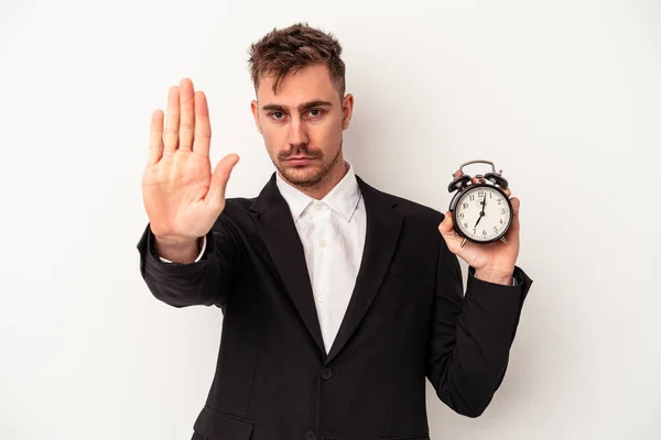 Jovem Homem Negócios Caucasiano Segurando Despertador Isolado Fundo Branco Com — Fotografia de Stock