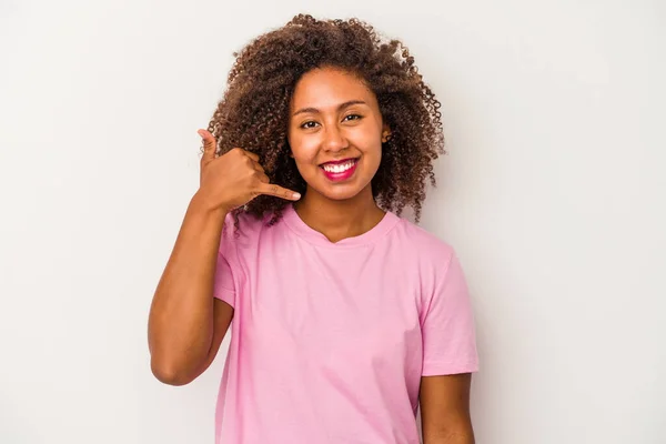 Молодая Африканская Американка Кудрявыми Волосами Белом Фоне Показывает Жест Мобильного — стоковое фото