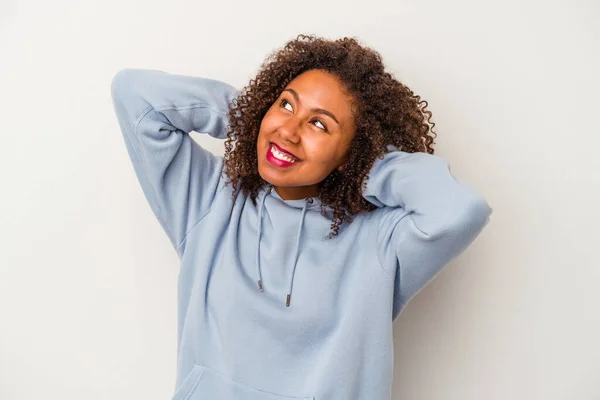 Молодая Африканская Американка Вьющимися Волосами Изолирована Белом Фоне Чувствуя Себя — стоковое фото
