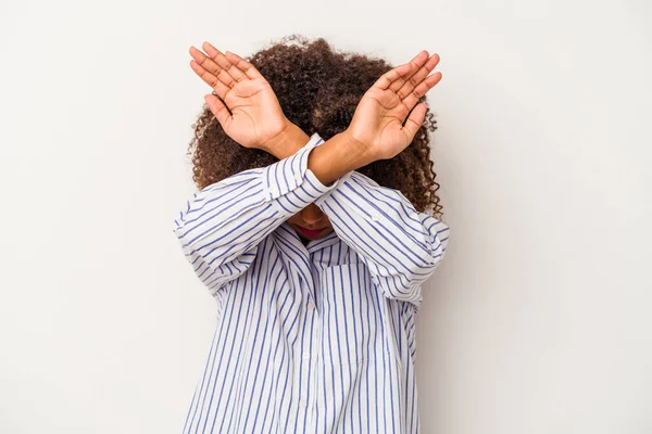 Mujer Afroamericana Joven Con Pelo Rizado Aislado Sobre Fondo Blanco — Foto de Stock