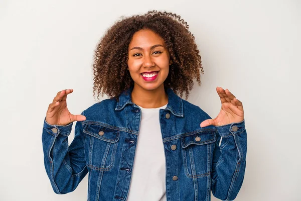 年轻的非洲裔美国女人 卷曲的头发与白色背景隔离 手持手掌 主动提供相机 — 图库照片
