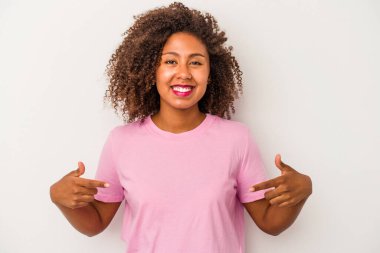 Beyaz arka planda izole edilmiş kıvırcık saçlı, genç Afro-Amerikalı kadın parmakları aşağıda, pozitif duygu.