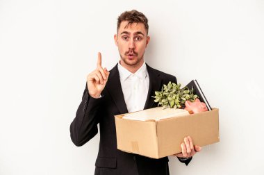 Beyaz arka planda izole edilmiş beyaz iş adamı işten çıkarıldı. Harika bir fikir, yaratıcılık kavramı var..