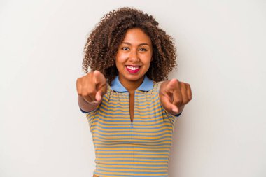 Beyaz arka planda izole edilmiş kıvırcık saçlı, genç Afro-Amerikalı kadın..