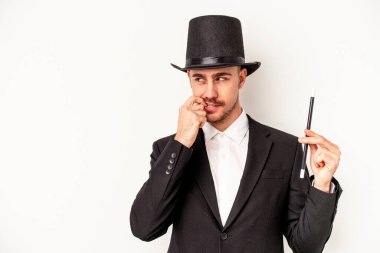 Beyaz arka planda izole edilmiş bir değnek tutan Kafkasyalı genç büyücü bir şeyin fotokopi alanına baktığını düşünerek rahatladı..