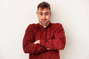 Beyaz arka planda izole edilmiş beyaz bir genç hoş bir ifade sergiliyor..