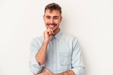 Beyaz arka planda izole edilmiş genç beyaz adam korkmuş ve korkmuş..