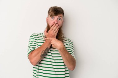 Beyaz arka planda uzun sakallı, beyaz saçlı, beyaz saçlı genç bir adam.