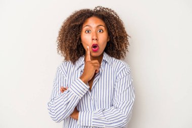 Beyaz arka planda izole edilmiş kıvırcık saçlı Afro-Amerikalı genç bir kadın. Harika bir fikri var, yaratıcılık kavramı..