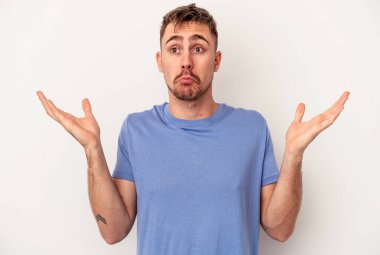 Beyaz arka planda izole edilmiş genç beyaz adam yan tarafı işaret ediyor