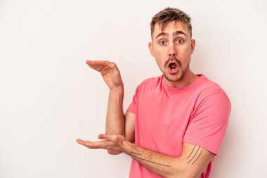 Beyaz arka planda izole edilmiş beyaz bir adam sırt ağrısı çekiyor..