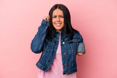 Tek kollu beyaz bir kadın pembe arka planda izole edilmiş kulakları elleriyle kapatıyor..