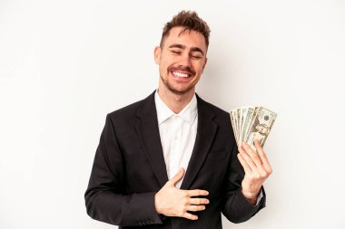 Beyaz arka plana izole edilmiş banknotlar tutan beyaz iş adamı gülüyor ve eğleniyor..