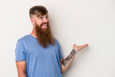 Beyaz arka planda uzun sakallı, beyaz tenli beyaz adam hoş bir yüz ifadesi sergiliyor..