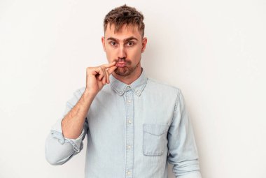 Beyaz arka planda izole olmuş genç beyaz bir adam enerjik ve rahat hissediyor, ellerini ovuşturuyor..