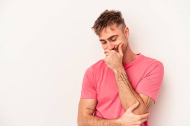 Beyaz arka planda izole olmuş genç beyaz bir adam stresten dolayı boynu ağrıyor, masaj yapıyor ve elle dokunuyor..