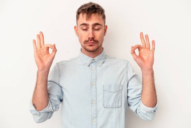 Beyaz arka planda izole edilmiş genç beyaz adam gururlu ve kendinden emin hissediyor, örnek olarak..